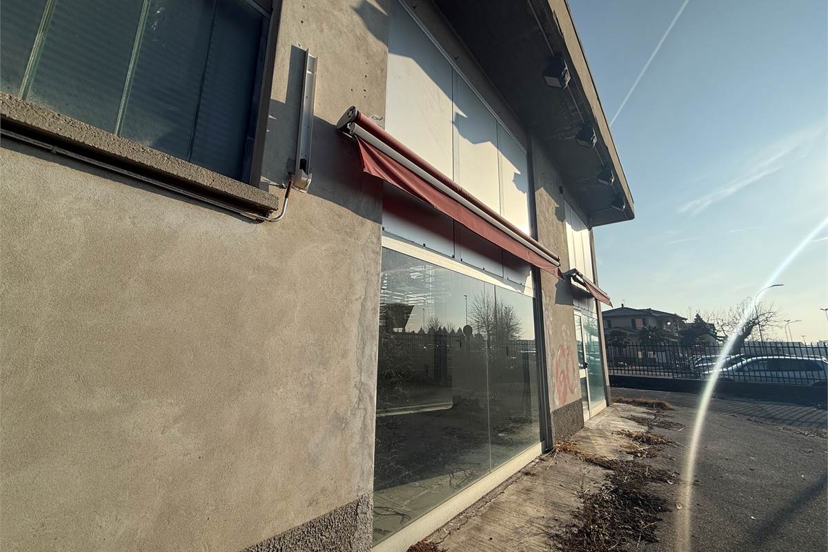 ERBA:CAPANNONE IN VENDITA O AFFITTO