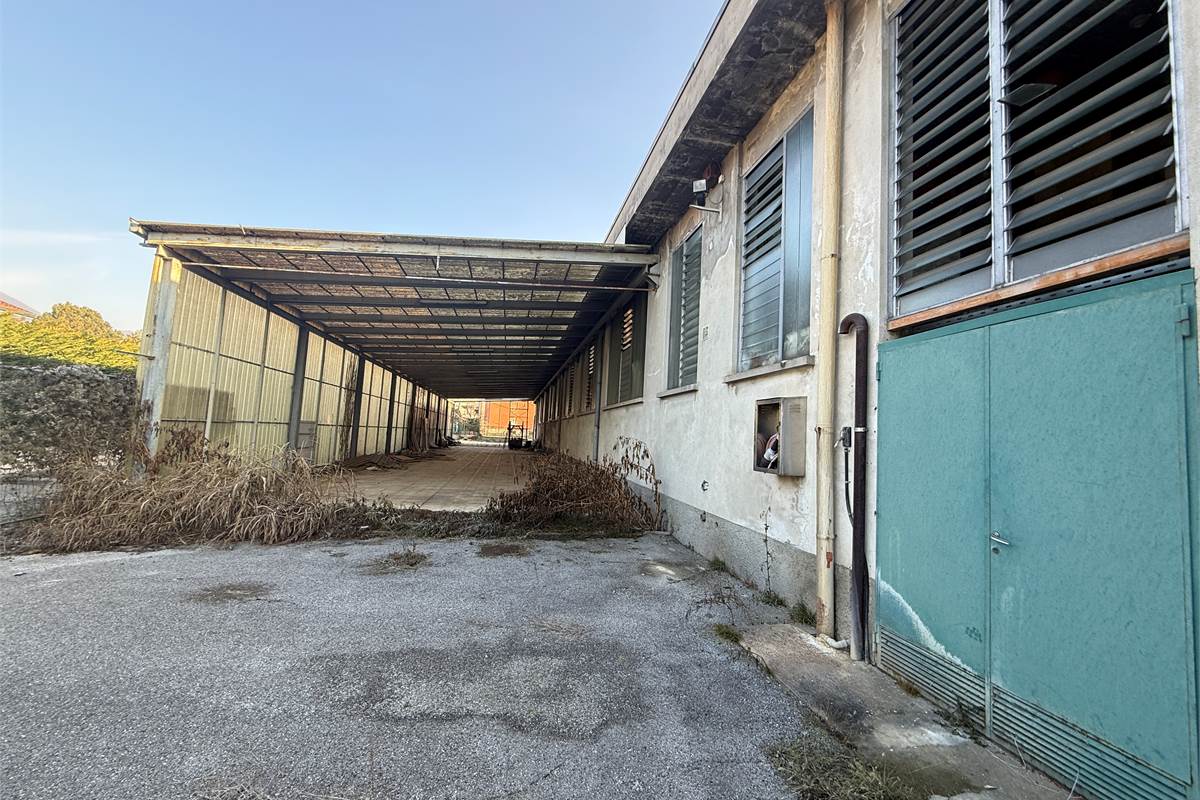 ERBA:CAPANNONE IN VENDITA O AFFITTO