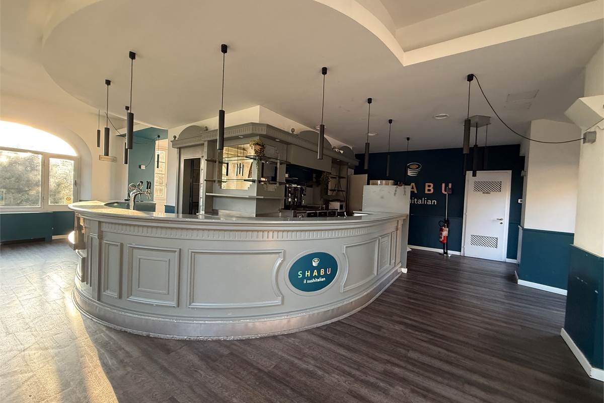 ERBA:LOCALI COMMERCIALI IN AFFITTO O VENDITA