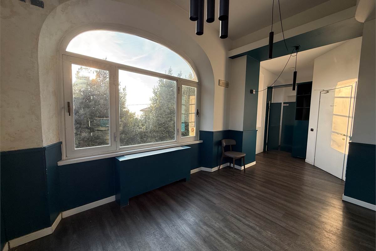 ERBA:TUTTO IL PIANO TERRA-LOCALI COMMERCIALI IN AFFITTO O VENDITA