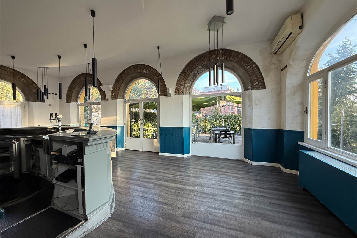 ERBA:TUTTO IL PIANO TERRA-LOCALI COMMERCIALI IN AFFITTO O VENDITA