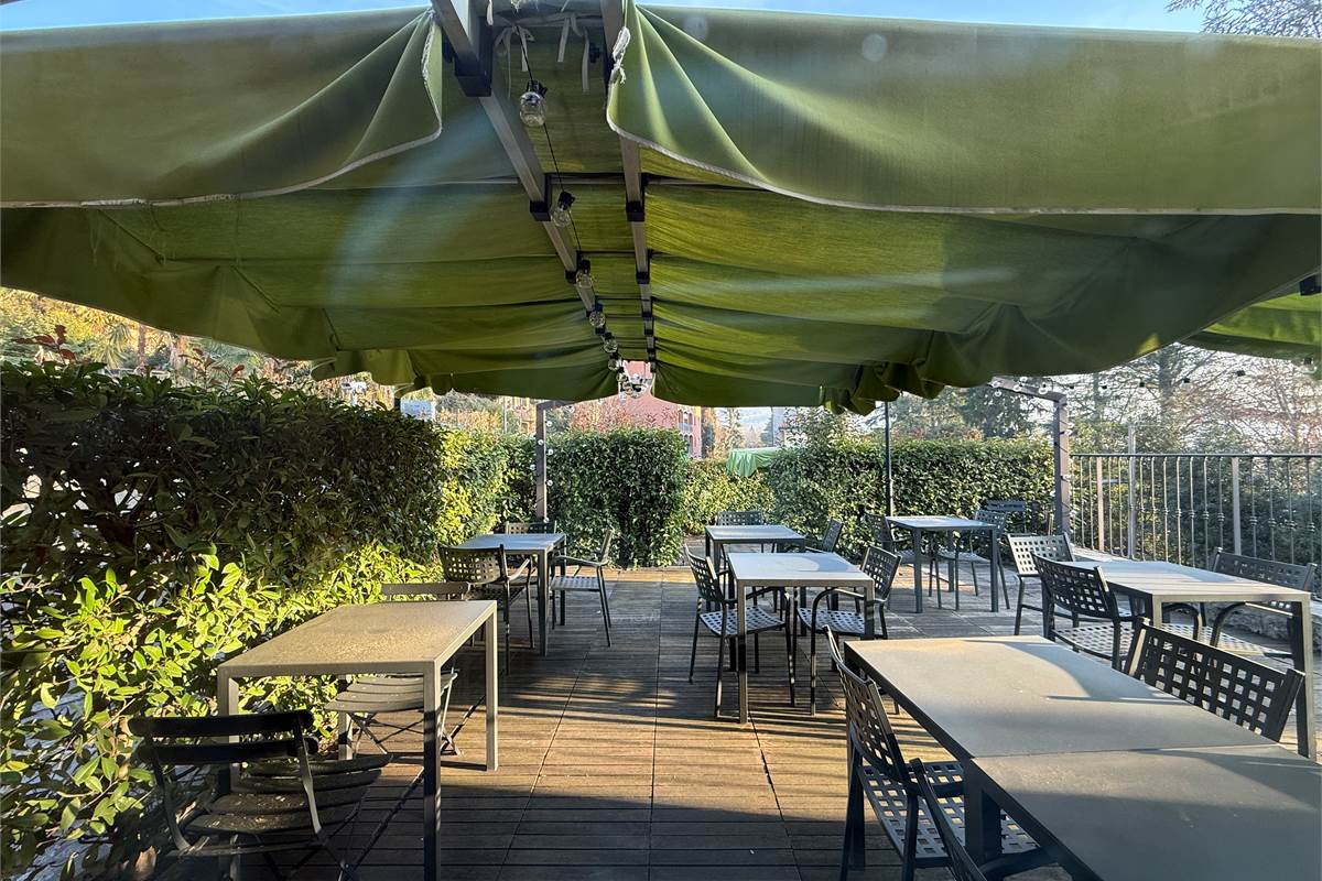 ERBA:TUTTO IL PIANO TERRA-LOCALI COMMERCIALI IN AFFITTO O VENDITA