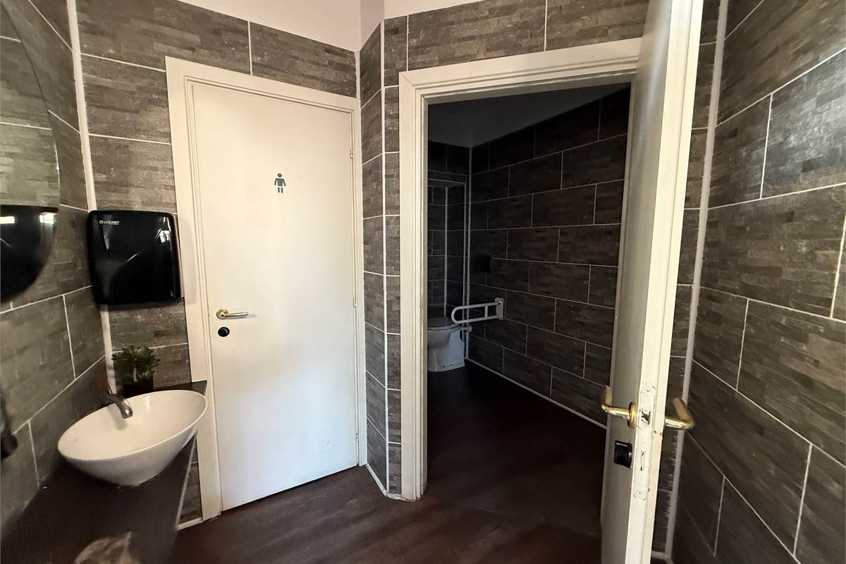 ERBA:TUTTO IL PIANO TERRA-LOCALI COMMERCIALI IN AFFITTO O VENDITA