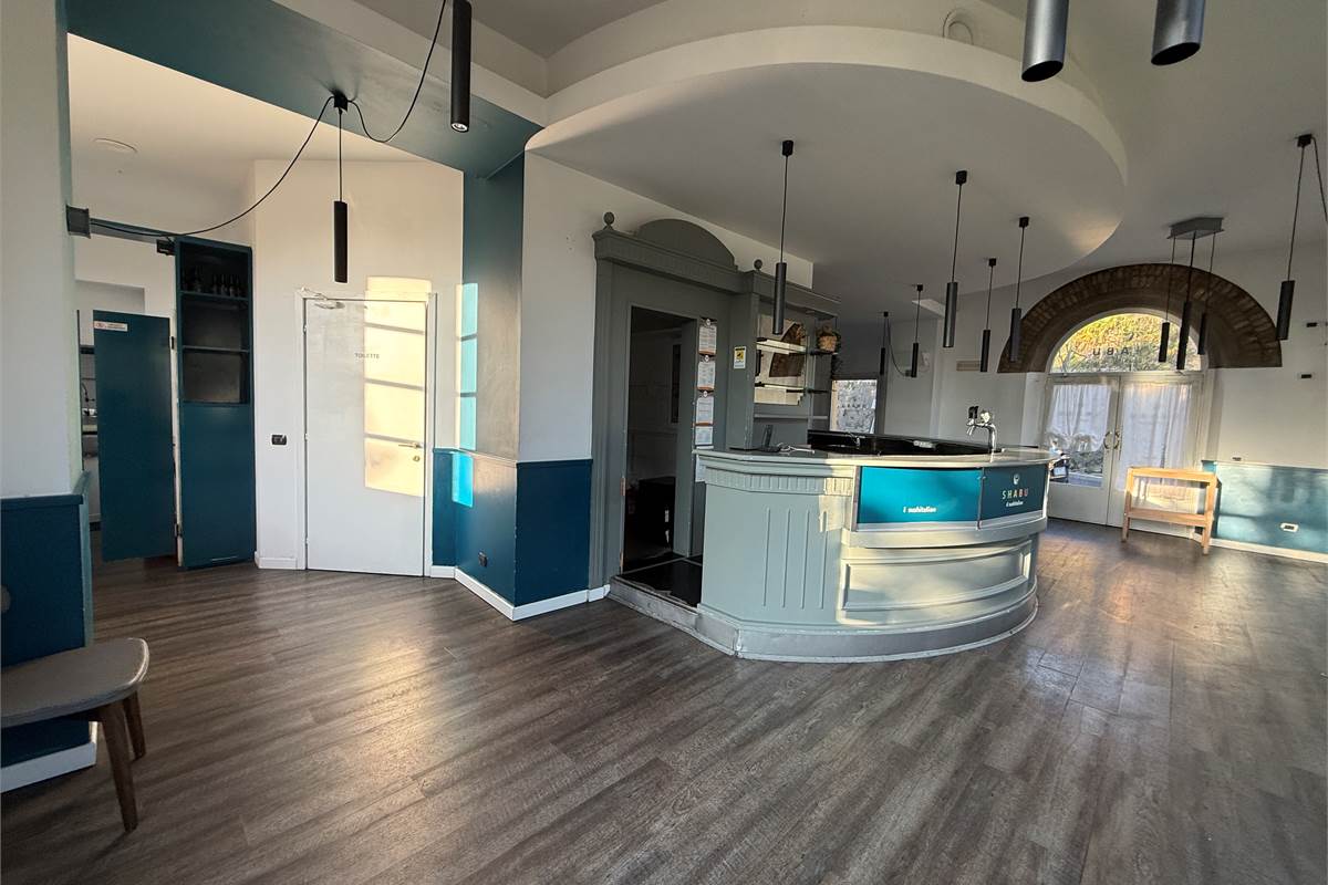 ERBA:TUTTO IL PIANO TERRA-LOCALI COMMERCIALI IN AFFITTO O VENDITA