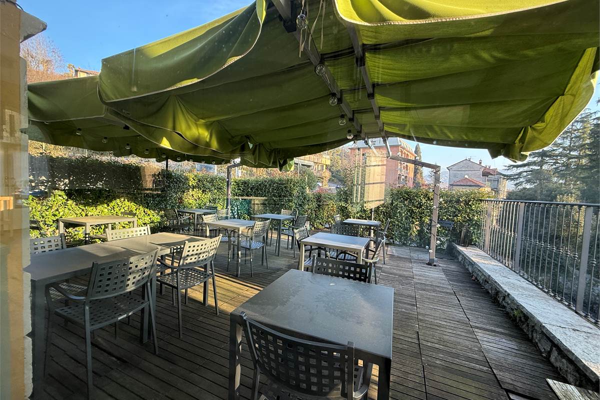 ERBA:TUTTO IL PIANO TERRA-LOCALI COMMERCIALI IN AFFITTO O VENDITA