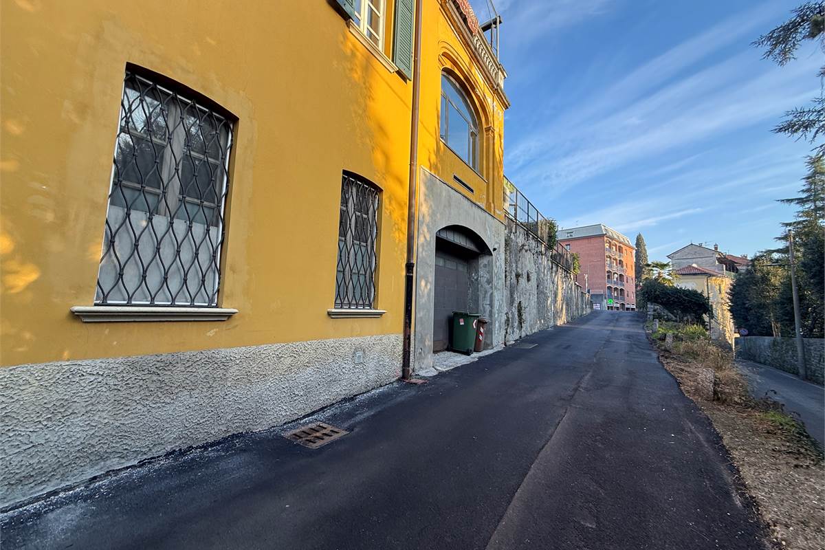 ERBA:LOCALE COMMERCIALE CON CANNA FUMARIA/ANCHE X LABORATORIO