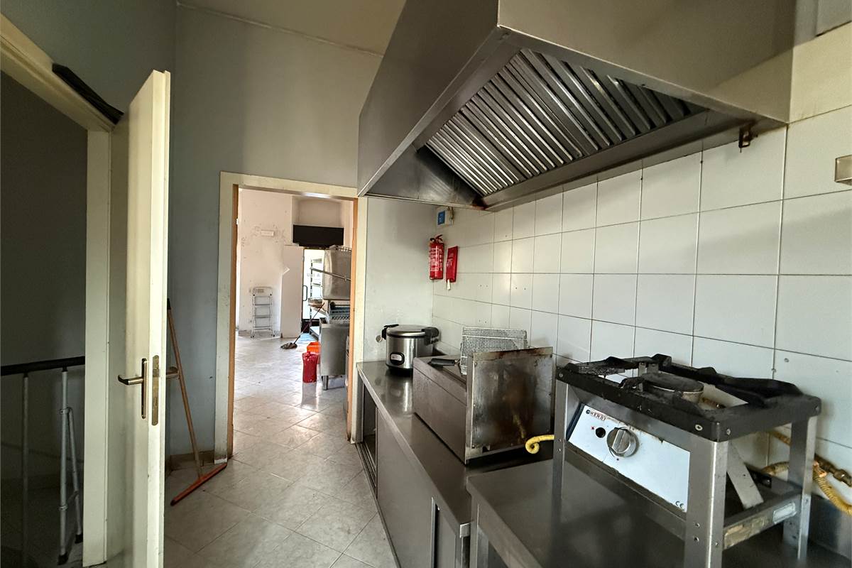 ERBA:LOCALE COMMERCIALE CON CANNA FUMARIA/ANCHE X LABORATORIO