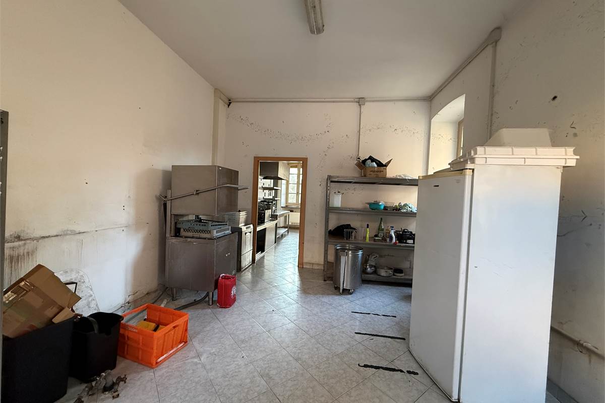 ERBA:LOCALE COMMERCIALE CON CANNA FUMARIA/ANCHE X LABORATORIO