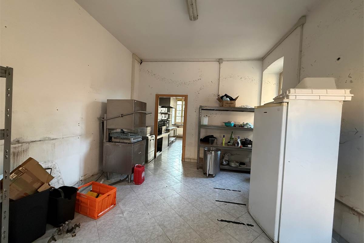 ERBA:LOCALE COMMERCIALE CON CANNA FUMARIA/ANCHE X LABORATORIO