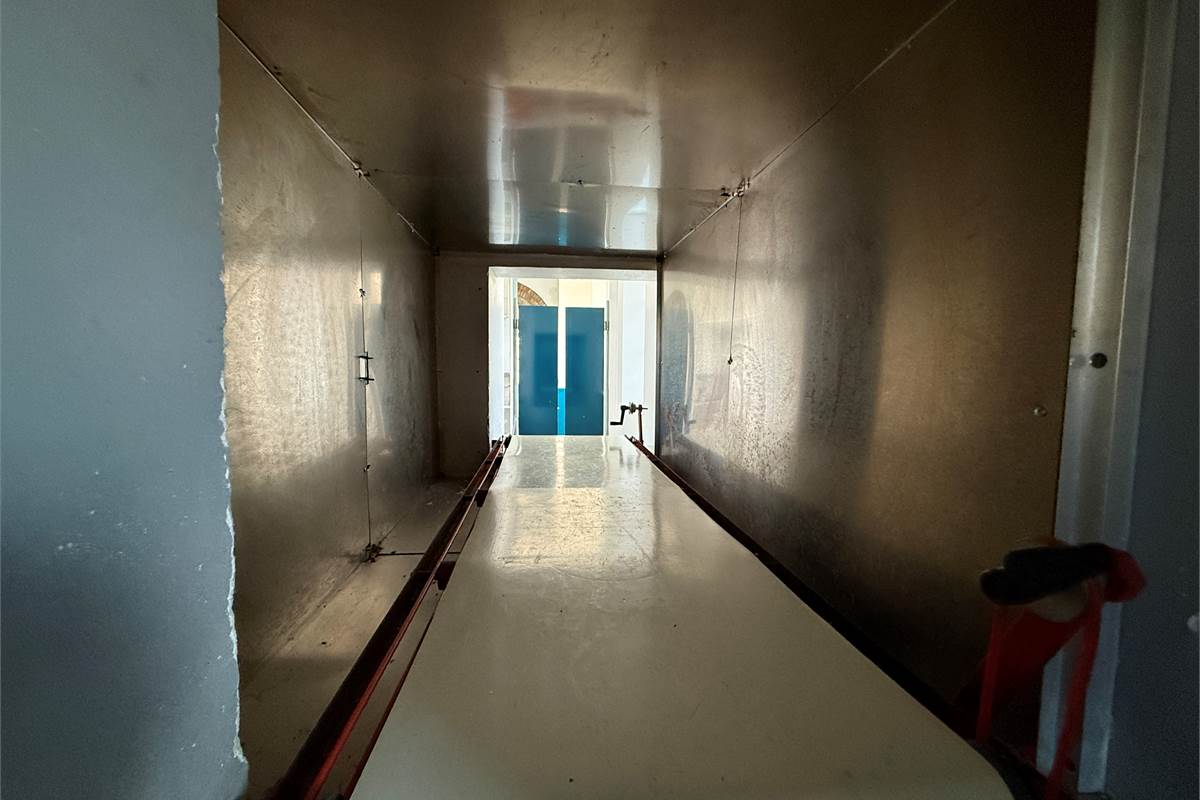 ERBA:LOCALE COMMERCIALE CON CANNA FUMARIA/ANCHE X LABORATORIO