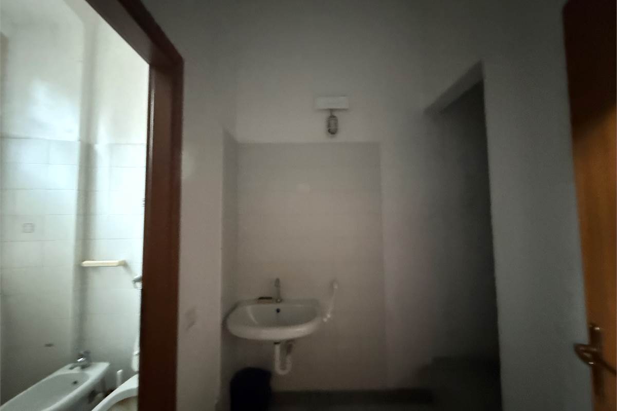 ERBA:LOCALE COMMERCIALE CON CANNA FUMARIA/ANCHE X LABORATORIO