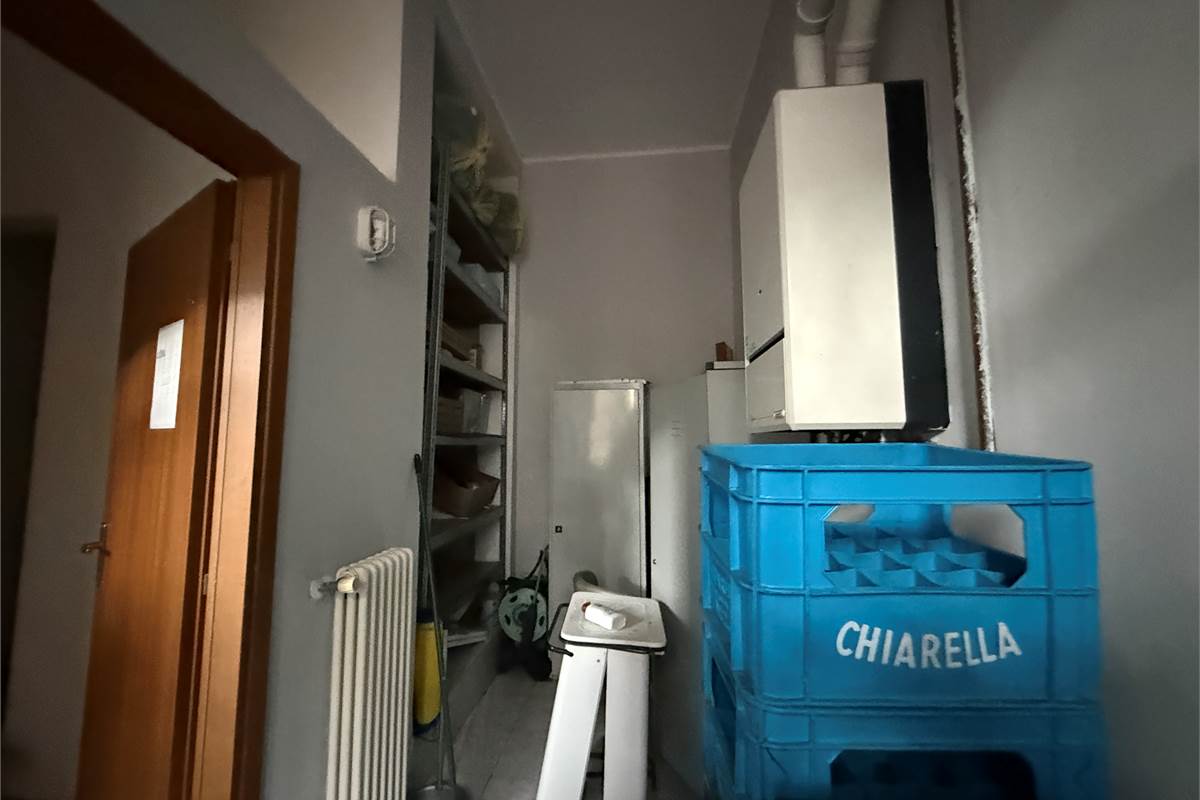 ERBA:LOCALE COMMERCIALE CON CANNA FUMARIA/ANCHE X LABORATORIO