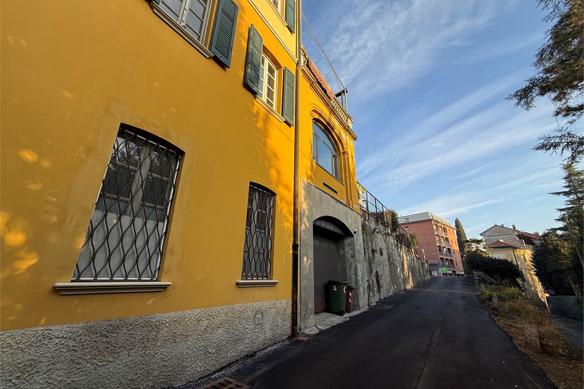 ERBA:LOCALE COMMERCIALE CON CANNA FUMARIA/ANCHE X LABORATORIO