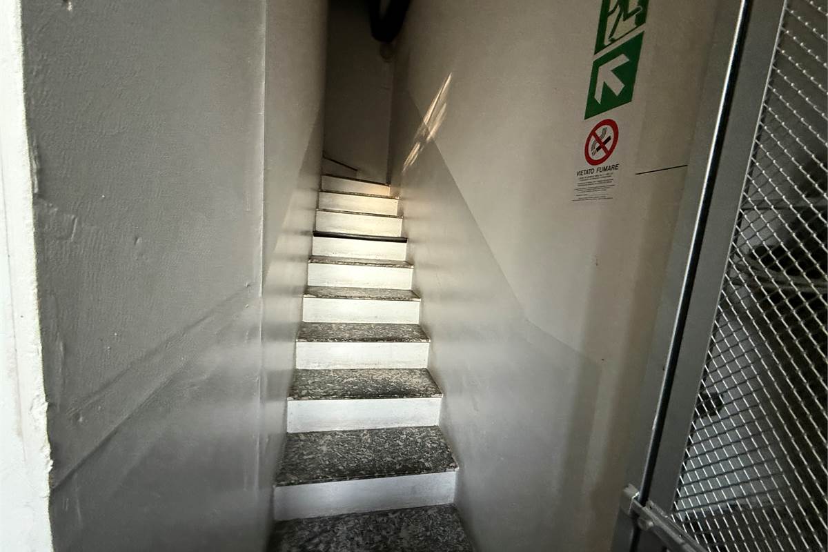 ERBA:LOCALE COMMERCIALE CON CANNA FUMARIA/ANCHE X LABORATORIO