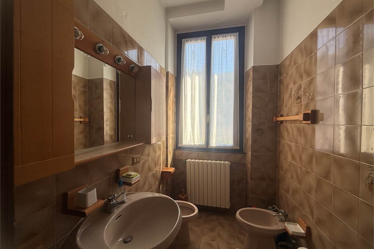 ASSO-CANZO:LOC.SCARENNA-4 LOCALI AUTONOMO CON BOX