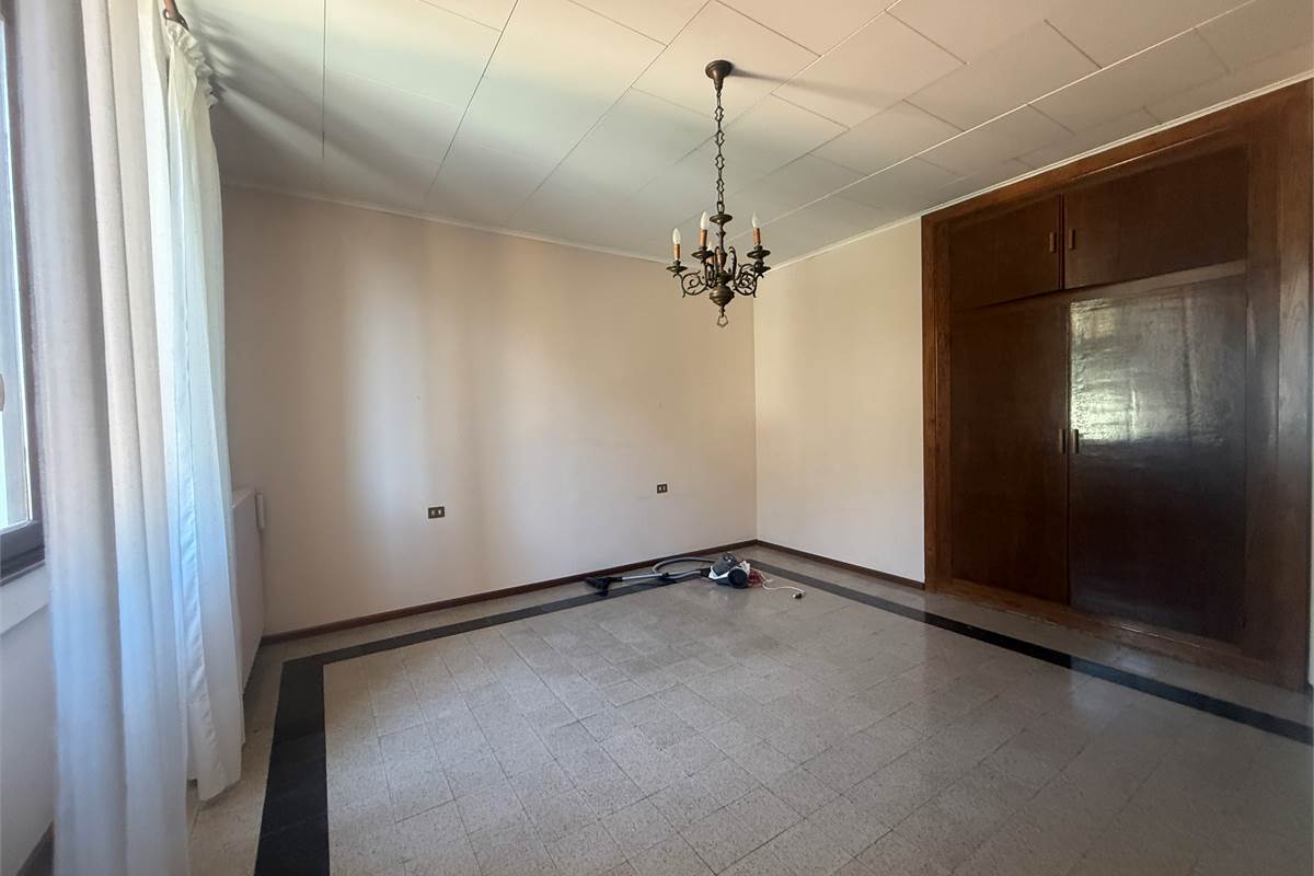 ASSO-CANZO:LOC.SCARENNA-4 LOCALI AUTONOMO CON BOX