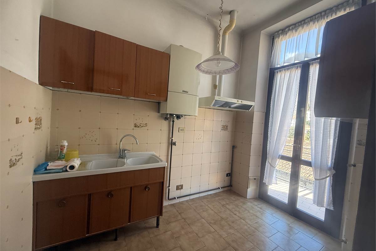 ASSO-CANZO:LOC.SCARENNA-4 LOCALI AUTONOMO CON BOX