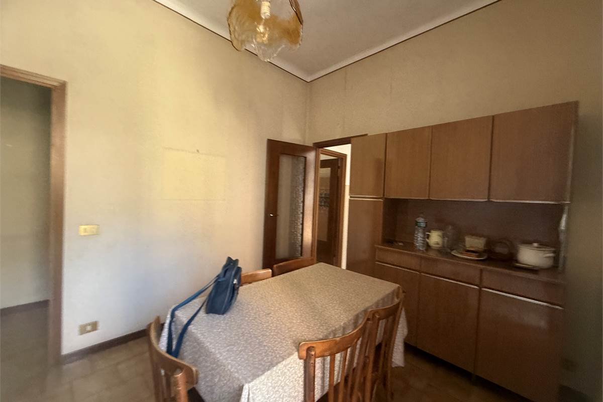 ASSO-CANZO:LOC.SCARENNA-4 LOCALI AUTONOMO CON BOX