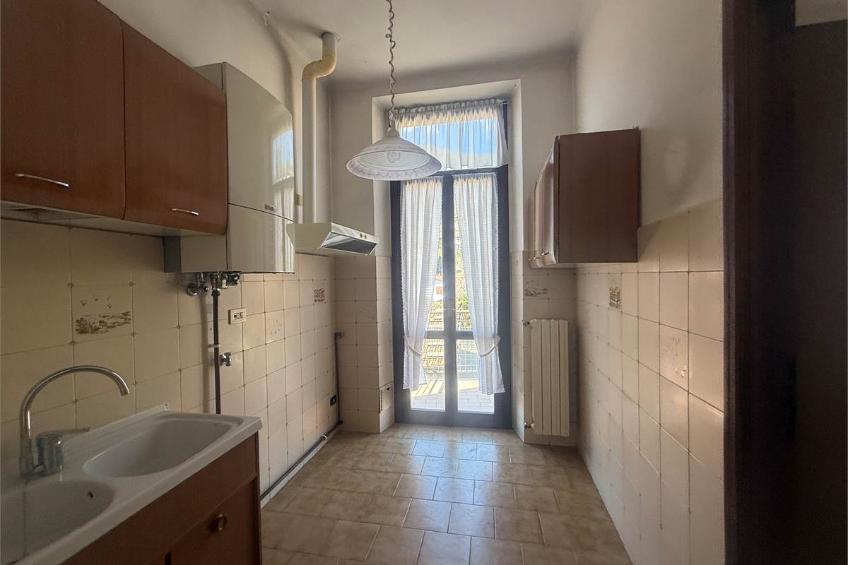 ASSO-CANZO:LOC.SCARENNA-4 LOCALI AUTONOMO CON BOX