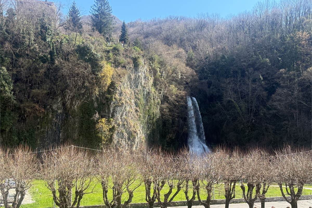 ASSO-CANZO:LOC.SCARENNA-4 LOCALI AUTONOMO CON BOX