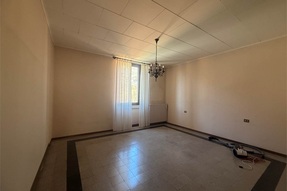 ASSO-CANZO:LOC.SCARENNA-4 LOCALI AUTONOMO CON BOX