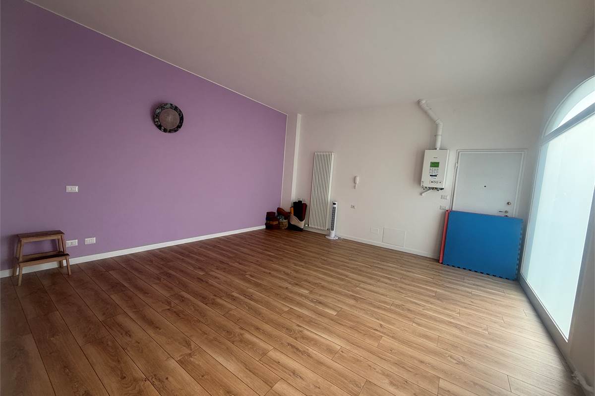 ASSO:LOCALE COMMERCIALE BELLISSIMO