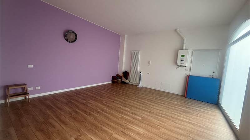 ASSO:LOCALE COMMERCIALE BELLISSIMO