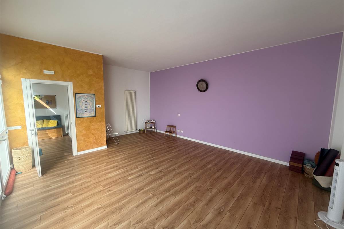 ASSO:LOCALE COMMERCIALE BELLISSIMO