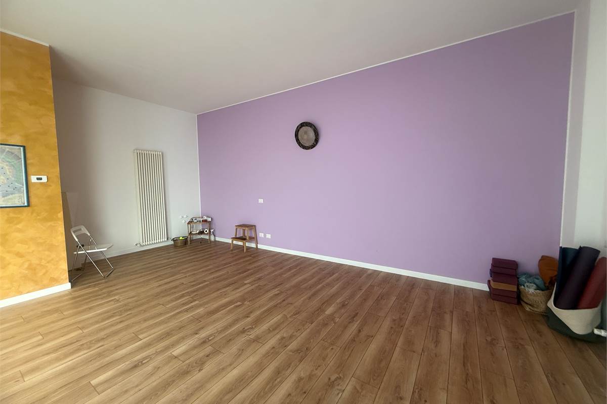 ASSO:LOCALE COMMERCIALE BELLISSIMO