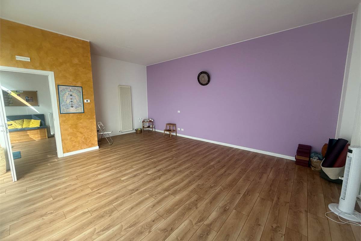 ASSO:LOCALE COMMERCIALE BELLISSIMO