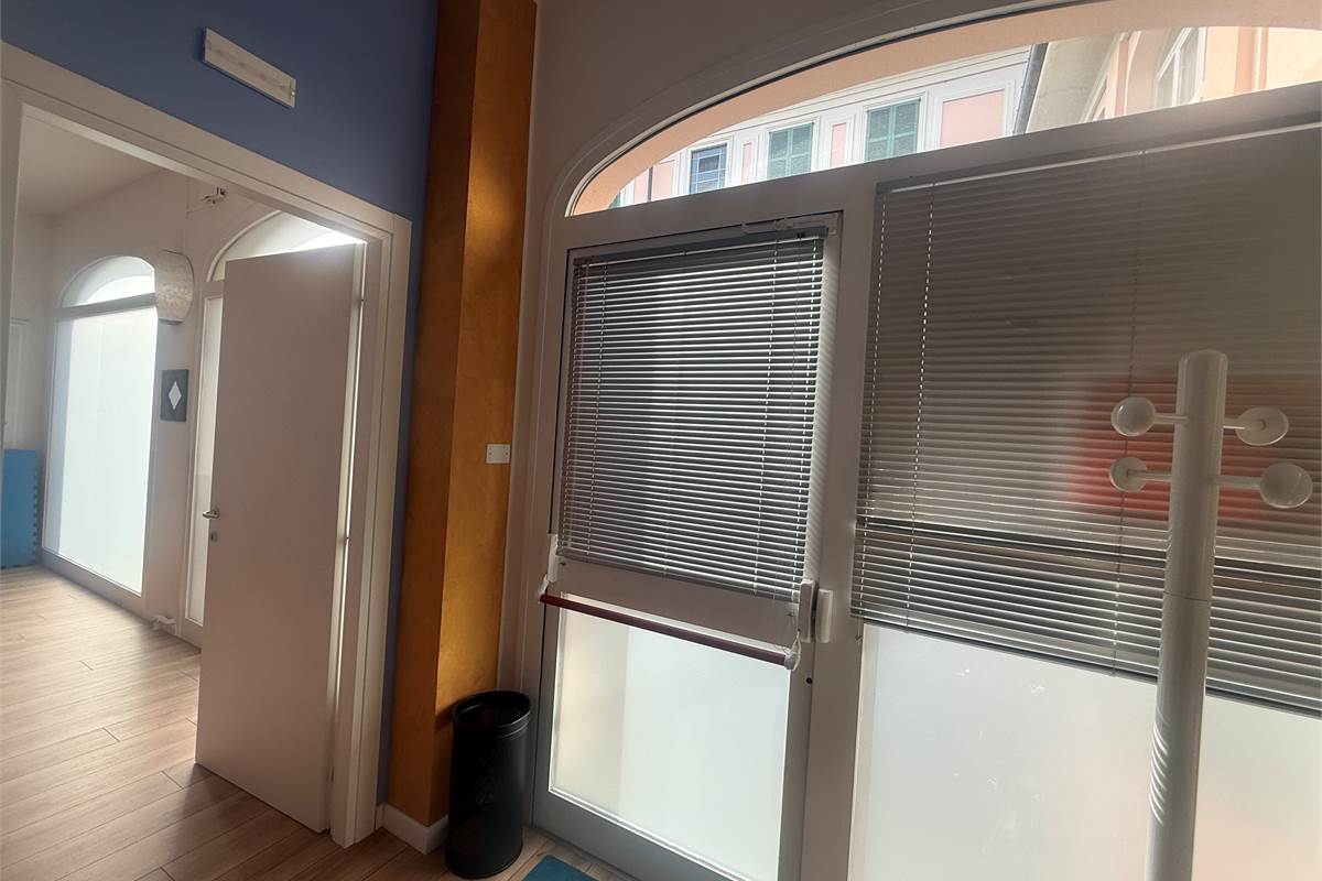 ASSO:LOCALE COMMERCIALE BELLISSIMO