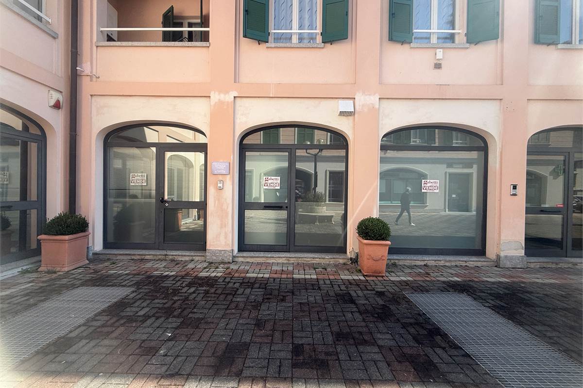 ASSO:LOCALE COMMERCIALE BELLISSIMO