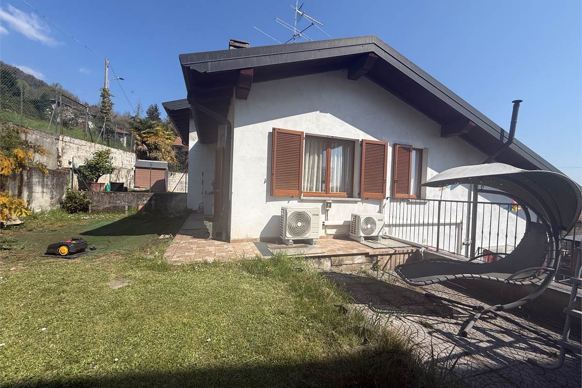 ALBAVILLA:PORZIONE DI VILLA CON GIARDINO