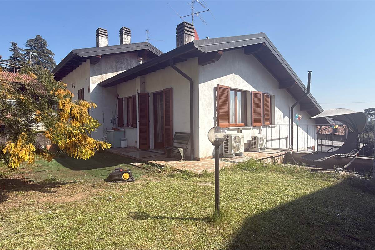 ALBAVILLA:PORZIONE DI VILLA CON GIARDINO