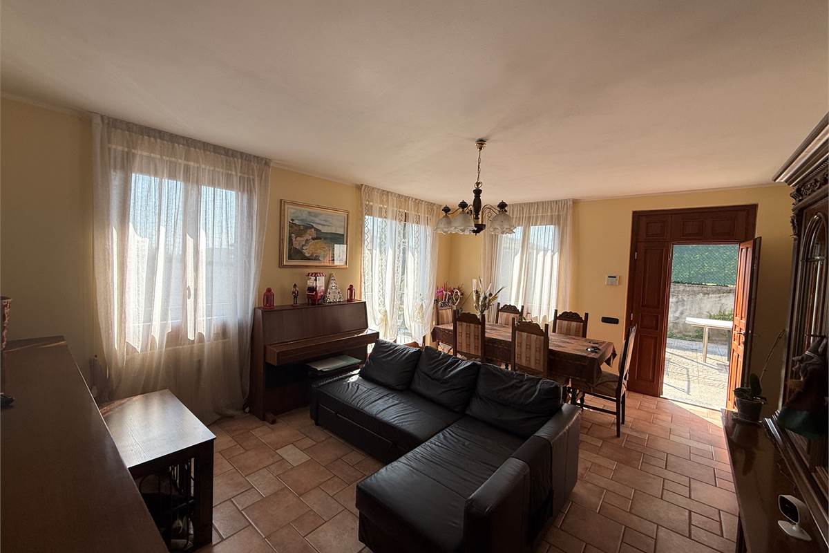 ALBAVILLA:PORZIONE DI VILLA CON GIARDINO