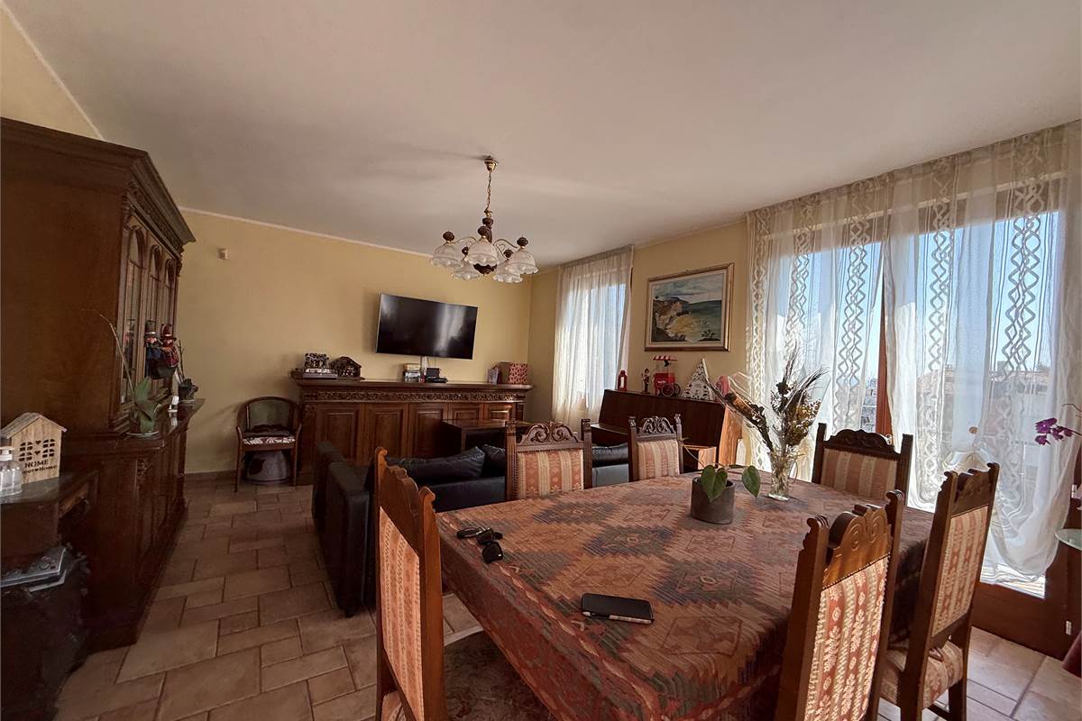 ALBAVILLA:PORZIONE DI VILLA CON GIARDINO