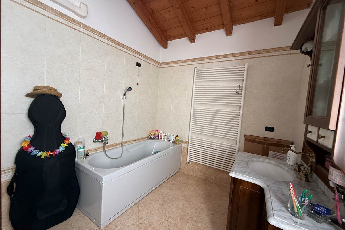 ALBAVILLA:PORZIONE DI VILLA CON GIARDINO