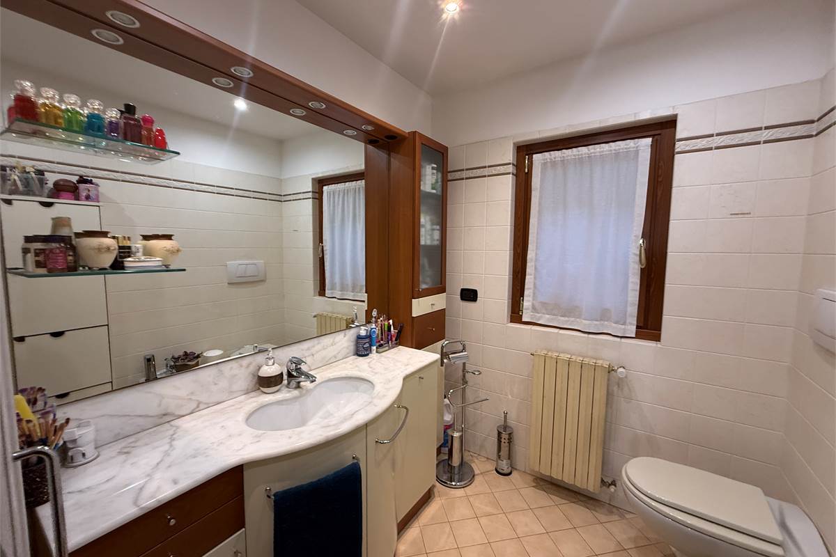 ALBAVILLA:PORZIONE DI VILLA CON GIARDINO