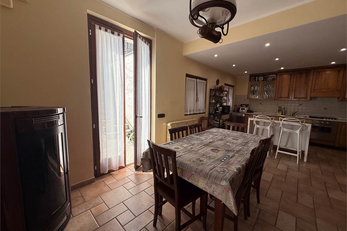 ALBAVILLA:PORZIONE DI VILLA CON GIARDINO