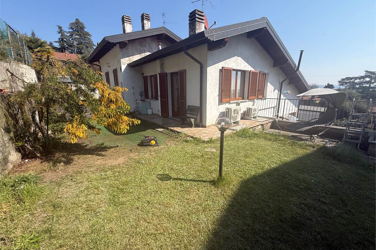 ALBAVILLA:PORZIONE DI VILLA CON GIARDINO