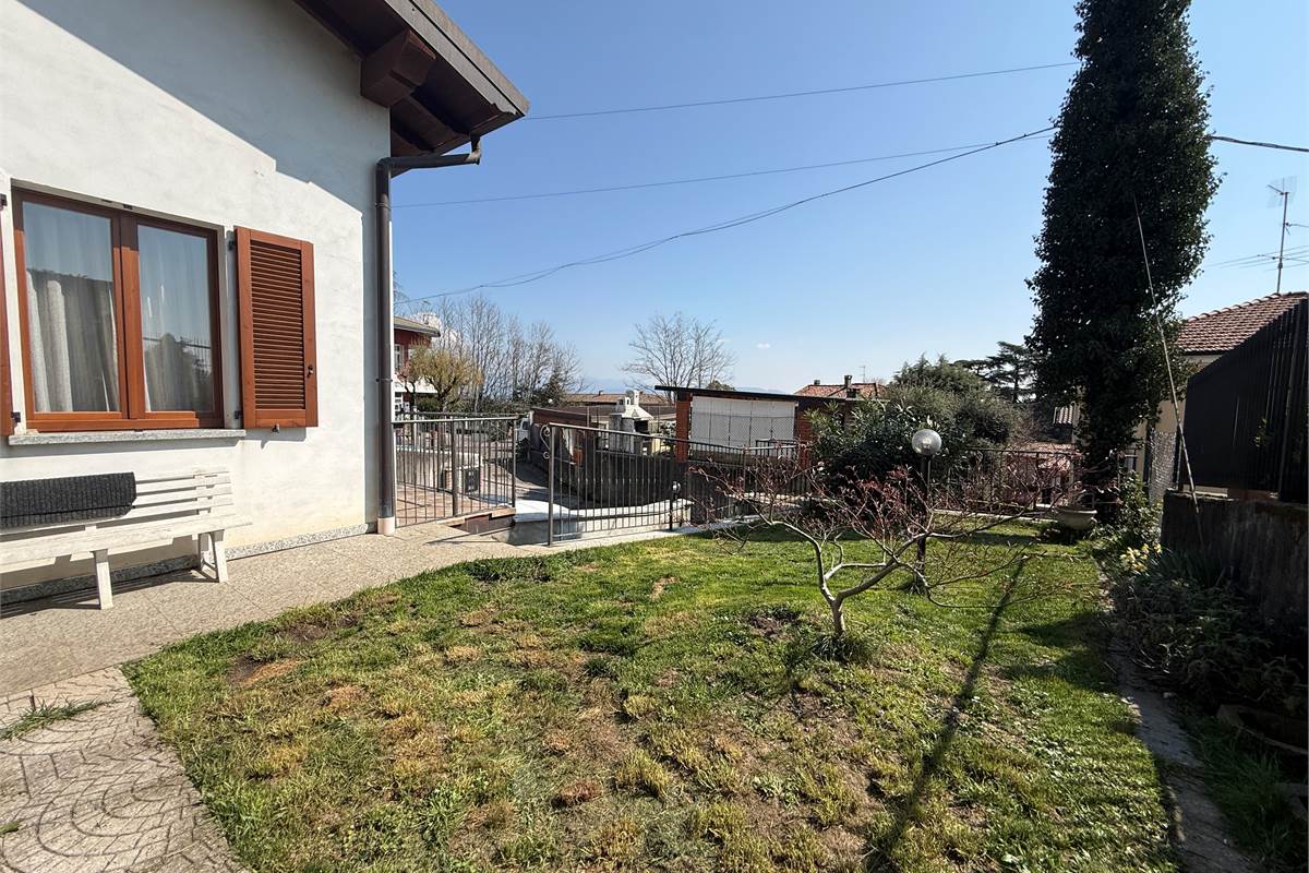 ALBAVILLA:PORZIONE DI VILLA CON GIARDINO