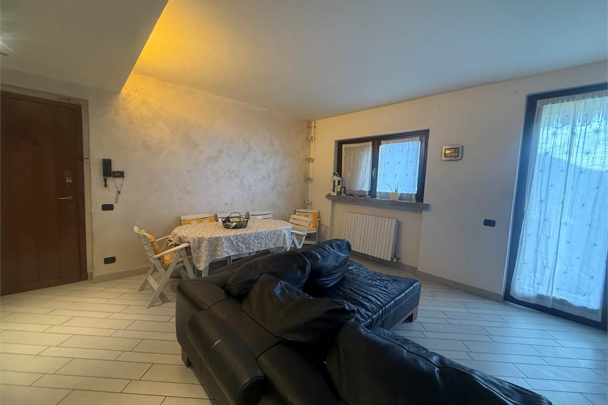 Asso: In bel contesto tricocale + mansarda e box