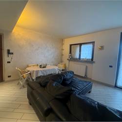 Asso: In bel contesto tricocale + mansarda e box