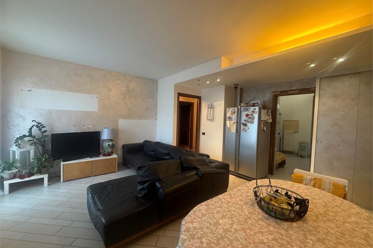 Asso: In bel contesto tricocale + mansarda e box