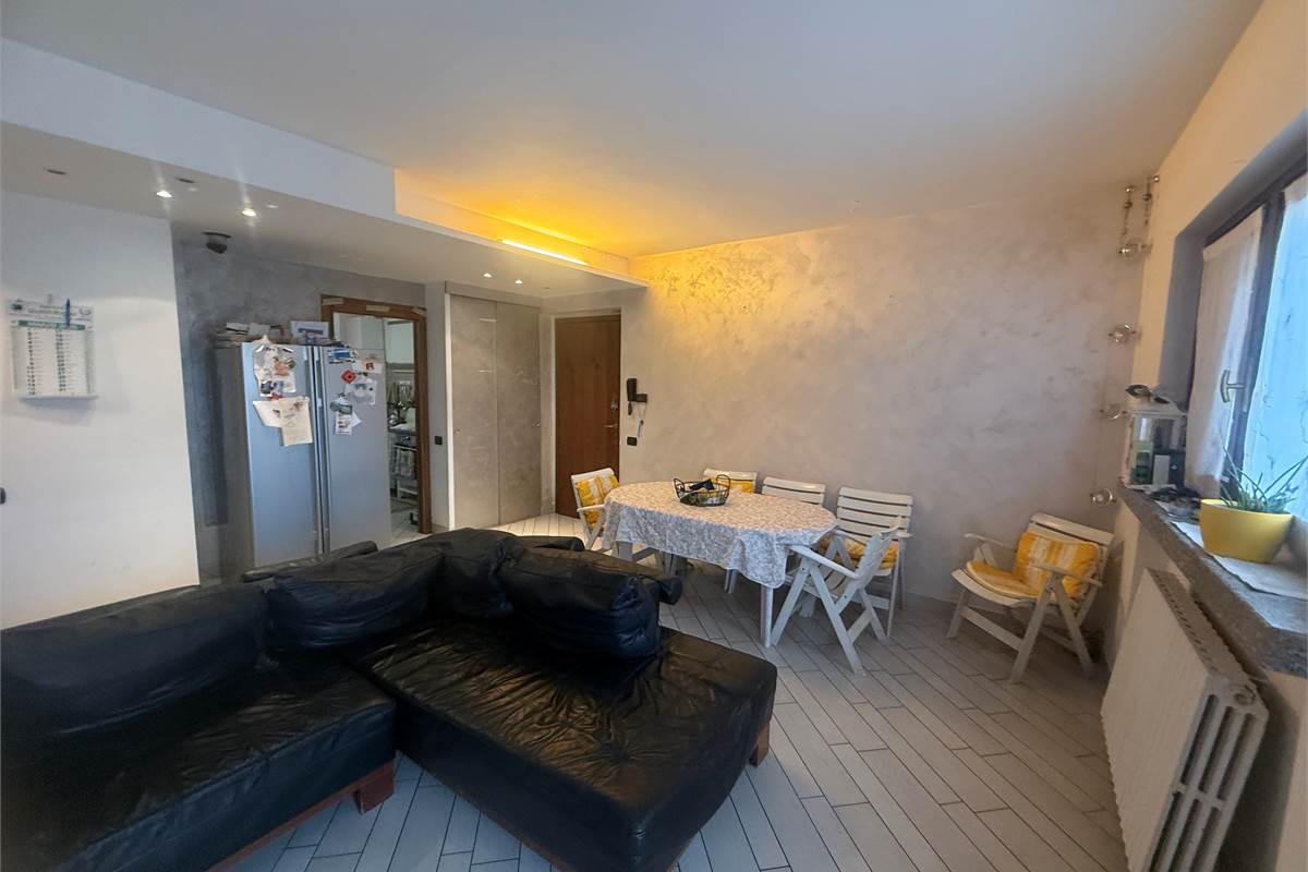 Asso: In bel contesto tricocale + mansarda e box