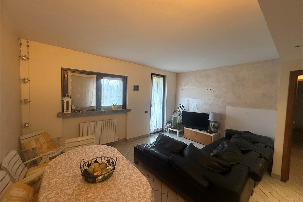 Asso: In bel contesto tricocale + mansarda e box