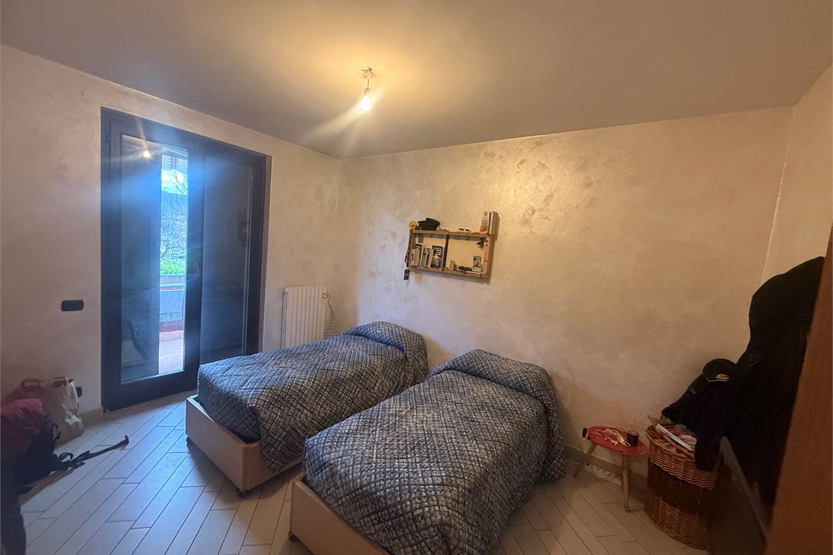 Asso: In bel contesto tricocale + mansarda e box