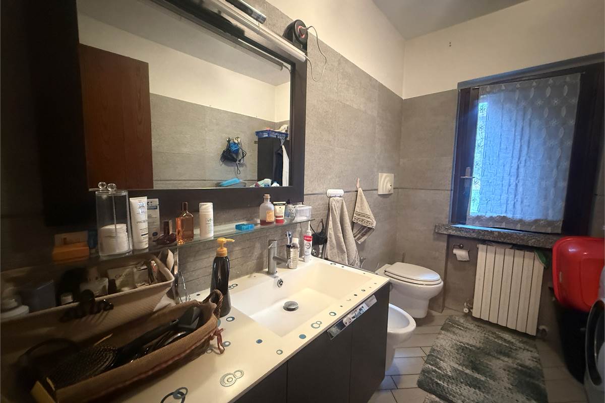 Asso: In bel contesto tricocale + mansarda e box