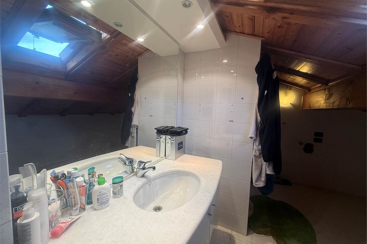 Asso: In bel contesto tricocale + mansarda e box