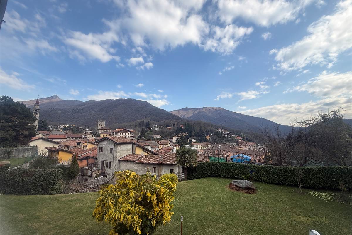 Asso: In bel contesto tricocale + mansarda e box